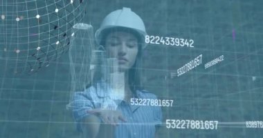 Melez bir iş kadını yerine finansal veri işleme ve küreyi canlandırma. Küresel iş, bilgisayar ve dijital arayüz kavramı dijital olarak oluşturulmuş video.