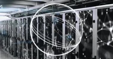 Bilgisayar sunucuları üzerinde dönen dairelerin, bağlantıların ve veri işlemenin animasyonu. Küresel veri işleme, hesaplama ve bağlantılar konsepti dijital olarak oluşturulmuş video.