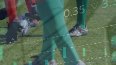 Veri işleme üzerinden çeşitli erkek futbolcuların animasyonu. Küresel spor ve dijital arayüz kavramı dijital olarak oluşturulmuş video.