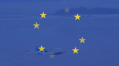 Plajdaki atıklar yerine bayrağın canlandırılması. Küresel vatanseverlik ve dijital arayüz kavramı dijital olarak oluşturulmuş video.