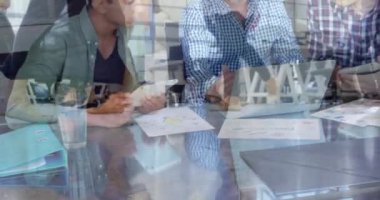 Ofiste çalışan çeşitli iş adamlarının üzerinden geçen insanların animasyonu. Küresel iş ve dijital arayüz kavramı dijital olarak oluşturulmuş video.