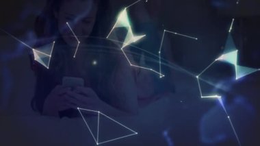 Beyaz kadın üzerinde şekillerin ve kürenin animasyonu. Küresel iş ve dijital arayüz kavramı dijital olarak oluşturulmuş video.
