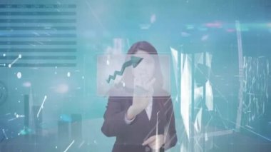 Kafkasyalı iş kadınının veri işleme animasyonu. Küresel iş ve dijital arayüz kavramı dijital olarak oluşturulmuş video.