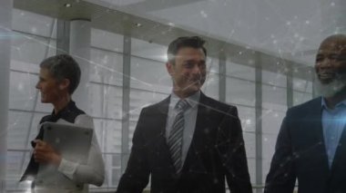 Çeşitli iş adamları grubu üzerinden bağlantı ağının animasyonu. Küresel iş konsepti dijital oluşturulmuş video.