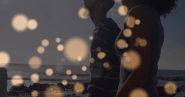 Sahildeki çeşitli çiftlerin üzerindeki beneklerin canlandırması. Boş zaman ve dijital arayüz kavramı dijital olarak oluşturulmuş video.