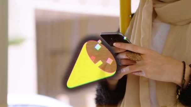 Animation Interférences Confettis Sur Une Femme Biraciale Aide Smartphone Concept — Video