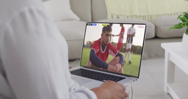 Video Van Iemand Die Bank Zit Voetbalwedstrijden Kijkt Laptop Voetbal — Stockvideo