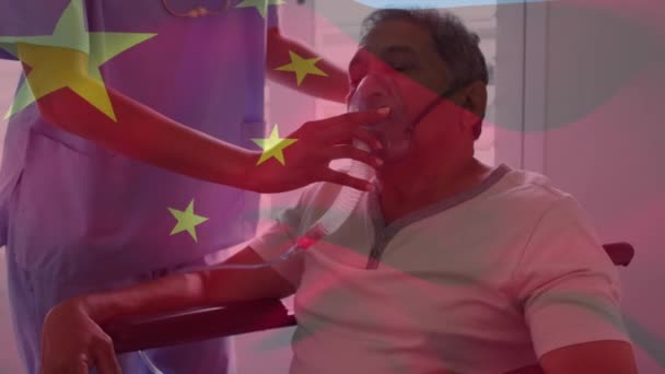 患者とアフリカ系アメリカ人女性医師に対する中国の国旗のアニメーション グローバル医療 愛国心とデジタルインターフェイスの概念デジタル生成されたビデオ — ストック動画