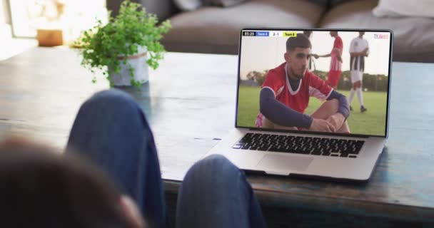 情侣笔记本电脑 不同的男足球员在屏幕上玩游戏 全球体育概念 数字合成视频 — 图库视频影像
