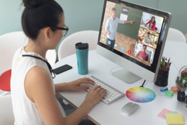 Kafkasyalı bir kız ekranda çeşitli lise öğrencilerinin gülümsemesiyle video görüşmesi için bilgisayar kullanıyor. iletişim teknolojisi ve çevrimiçi eğitim, dijital kompozit resim.