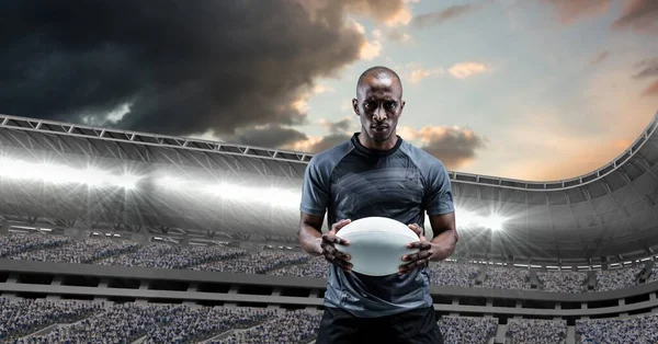 Composição Jogador Rugby Masculino Segurando Bola Rugby Sobre Estádio Esportivo — Fotografia de Stock