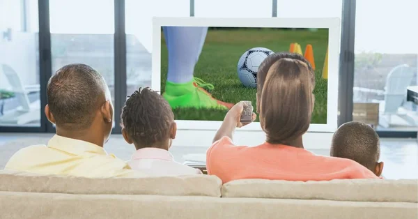 텔레비 경기를 시청하고 가족의 뒷모습을 묘사하고 스포츠 디지털 이미지 — 스톡 사진