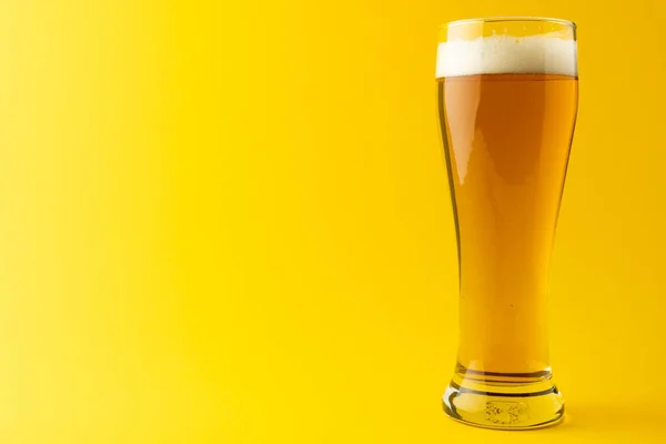 Wizerunek Pełnego Kufla Piwa Piwnego Przestrzenią Kopiowania Żółtym Tle Koncepcja — Zdjęcie stockowe