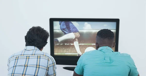 Composição Dois Fãs Esportes Masculinos Assistindo Jogo Futebol Conceito Desporto — Fotografia de Stock