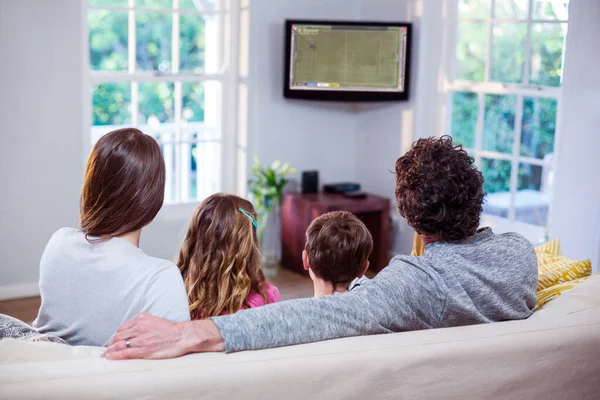 Família Assistindo Televisão Enquanto Sentado Sofá Casa — Fotografia de Stock