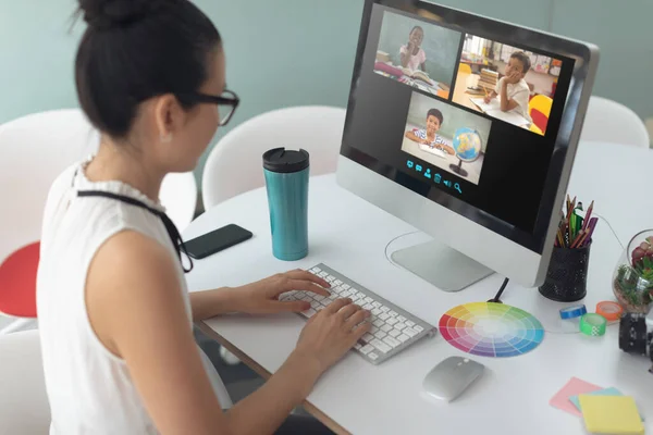 Ekranda Çeşitli Ilkokul Öğrencileriyle Video Görüşmesi Için Bilgisayar Kullanan Beyaz — Stok fotoğraf