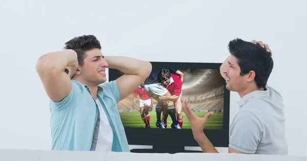 Skład Dwóch Męskich Fanów Sportu Oglądających Mecz Rugby Telewizji Koncepcja — Zdjęcie stockowe