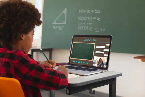 Menino Afro Americano Usando Laptop Para Videochamada Com Uma Professora — Fotografia de Stock