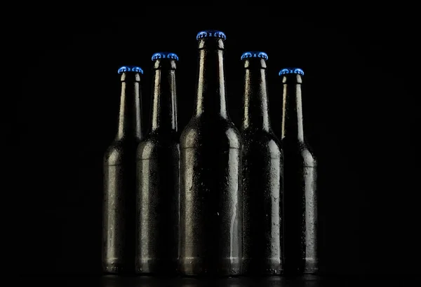 Image Cinq Bouteilles Bière Avec Capuchons Couronne Bleus Avec Espace — Photo