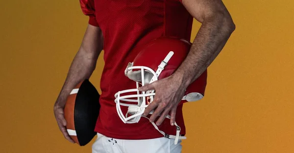 Composición Jugador Fútbol Americano Masculino Sosteniendo Pelota Sobre Fondo Rojo — Foto de Stock