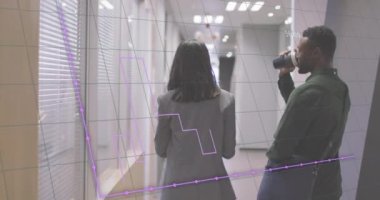 Koridorda konuşan farklı erkek ve kadın meslektaşlar üzerinde grafik işleme animasyonu. Dijital olarak oluşturulan küresel iletişim, iş, kapsayıcılık, veri ve dijital arayüz kavramı.