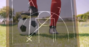 Futbolcu ve top yerine oyun planının animasyonu. Küresel spor ve futbol kavramı dijital video üretimi.