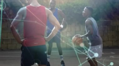 Çeşitli erkek basketbol oyuncuları üzerinden bağlantı ağının animasyonu. Küresel spor ve dijital arayüz kavramı dijital olarak oluşturulmuş video.