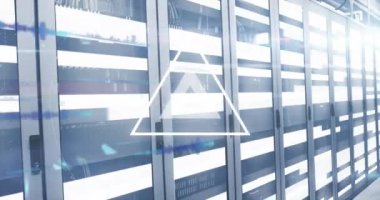 Bilgisayar sunucuları üzerinde veri işlenen üçgenlerin ve dairelerin animasyonu. Küresel veri işleme, hesaplama ve bağlantılar konsepti dijital olarak oluşturulmuş video.