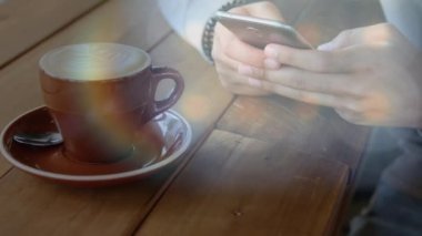 Akıllı telefon kullanarak ellerin üzerinde hafif noktaların animasyonu. Küresel iş ve dijital arayüz kavramı dijital olarak oluşturulmuş video.