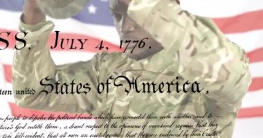 Amerikan bayrağı ve Afro-Amerikan erkek askerinin üzerindeki belgenin animasyonu. Vatanseverlik ve dijital arayüz kavramı dijital olarak oluşturulmuş video.