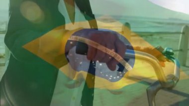 Kafkasyalı yaşlı bir kadın için Brezilya bayrağı animasyonu. Küresel vatanseverlik ve dijital arayüz kavramı dijital olarak oluşturulmuş video.