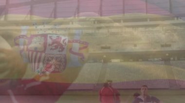 Stadyumdaki çeşitli ragbi oyuncuları üzerinde İspanya bayrağı animasyonu. Ulusal bayraklar ve spor konsepti dijital olarak oluşturulmuş video.