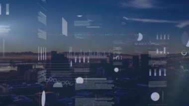 Şehir manzarası üzerinde veri işleme animasyonu. küresel iş ve dijital arayüz kavramı dijital olarak oluşturulmuş video.