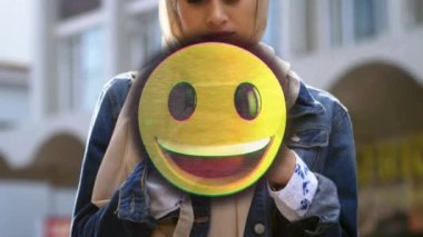 Parazit animasyonu ve akıllı telefon kullanan iki ırklı kadın üzerinde emoji ikonu. Küresel sosyal medya, teknoloji ve dijital arayüz kavramı dijital olarak oluşturulmuş video.
