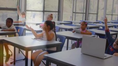 Sınıfta okuyan bir grup öğrenciye karşı ışık noktalarının animasyonu. Okul ve eğitim teknolojisi kavramı