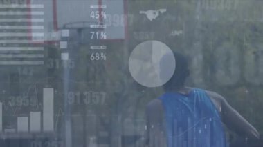Çeşitli erkek basketbol oyuncuları üzerinde veri işleme animasyonu. Küresel spor ve dijital arayüz kavramı dijital olarak oluşturulmuş video.