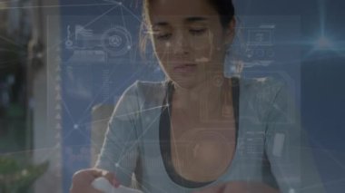 Bandajlı beyaz kadın üzerinde veri işleme animasyonu. Küresel tıp ve dijital arayüz kavramı dijital olarak oluşturulmuş video.