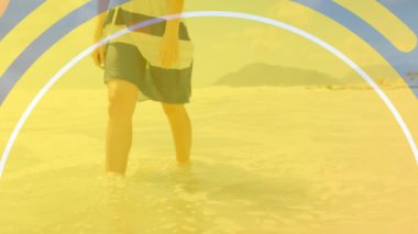 Sahildeki beyaz kadın üzerinde daireler çizmek. Yaşam tarzı, boş zaman ve tatil konsepti dijital olarak oluşturulmuş video.