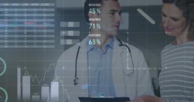 Beyaz erkek doktor ve kadın hasta üzerinde istatistik ve veri işleme animasyonu. Küresel tıp, sağlık ve veri işleme kavramı dijital olarak oluşturulmuş video.