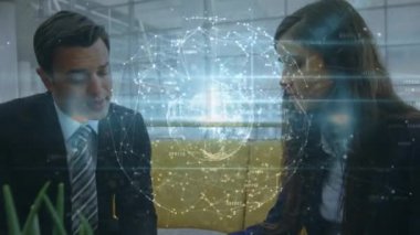Ofisteki çeşitli iş adamlarıyla olan bağlantıların animasyonu. Küresel iş ve dijital arayüz kavramı dijital olarak oluşturulmuş video.