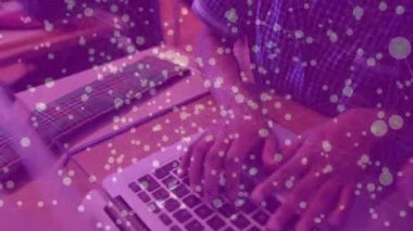 Dizüstü bilgisayar kullanan farklı okul çocukları üzerindeki simgelerle bağlantı ağının animasyonu. Küresel eğitim, bağlantılar ve dijital arayüz kavramı dijital olarak oluşturulmuş video.