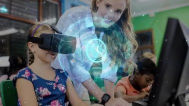 VR kulaklık kullanan beyaz kadın öğretmen ve öğrenci üzerindeki saat taramasının animasyonu. Küresel iş konsepti dijital oluşturulmuş video.