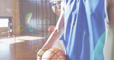 Oyun taktiklerinin animasyonu, kapalı sahada maskeli Afro-Amerikan erkek basketbolcu için. Dijital olarak üretilen video konsepti covid 19 sırasında spor, rekabet, sağlık ve spor.