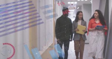 Ofis koridorunda konuşan çeşitli meslektaşların veri işleme animasyonları. Dijital olarak oluşturulan küresel iletişim, iş, kapsayıcılık, veri ve dijital arayüz kavramı.