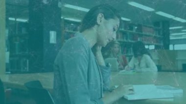 Kütüphanedeki melez öğrenci üzerinden bağlantı ağının animasyonu. Küresel eğitim ve dijital arayüz kavramı dijital olarak oluşturulmuş video.