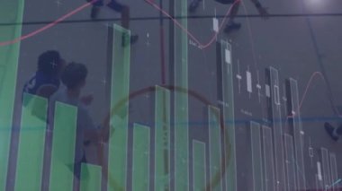 Spor salonundaki farklı erkek basketbol oyuncuları üzerinde veri işleme animasyonu. Küresel spor ve dijital arayüz kavramı dijital olarak oluşturulmuş video.