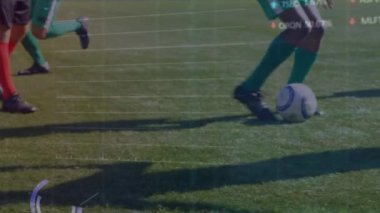 Veri işleme üzerinden çeşitli erkek futbolcuların animasyonu. Küresel spor ve dijital arayüz kavramı dijital olarak oluşturulmuş video.