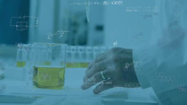 Laboratuvarda çalışan bilim adamları üzerinde matematiksel denklemlerin animasyonu. Küresel bilim, bilgisayar ve dijital arayüz kavramı dijital olarak oluşturulmuş video.