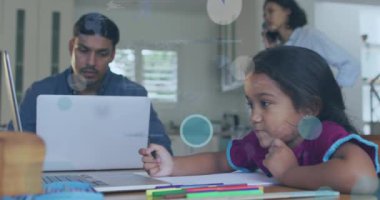 Dizüstü bilgisayar kullanan çift ırklı bir kızın veri işleme animasyonu. Küresel iş ve dijital arayüz kavramı dijital olarak oluşturulmuş video.