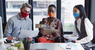 Ofisteki çeşitli iş adamları üzerinde medya simgelerinin canlandırılması. Küresel sosyal medya ve dijital arayüz kavramı dijital olarak oluşturulmuş video.